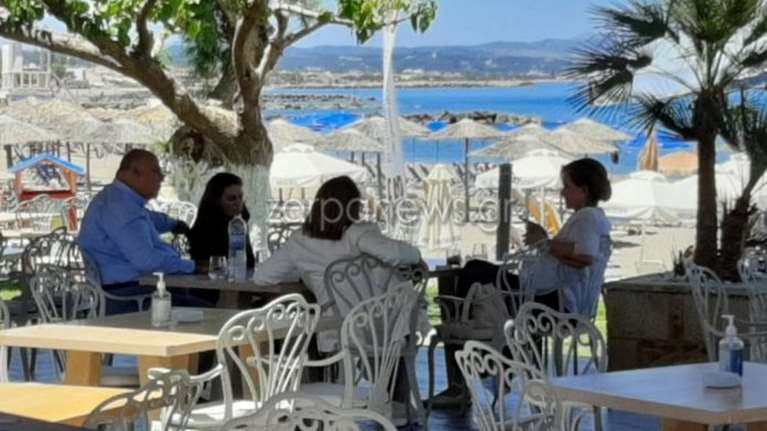 Χαλαρό καφεδάκι με θέα τη θάλασσα  για τη Ντόρα στην Αγία Μαρίνα