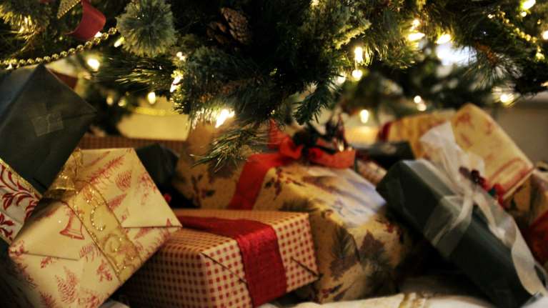 Χριστουγεννιάτικα δώρα από το Public: Γιορτινές αγορές που θα χαρίσουν χαμόγελα στους αγαπημένους σου