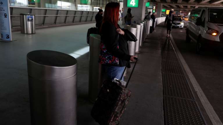 ΗΠΑ: Νέα οδηγία του CDC - Οι πλήρως εμβολιασμένοι μπορούν να ταξιδεύουν με ασφάλεια και με &quot;χαμηλή επικινδυνότητα&quot;