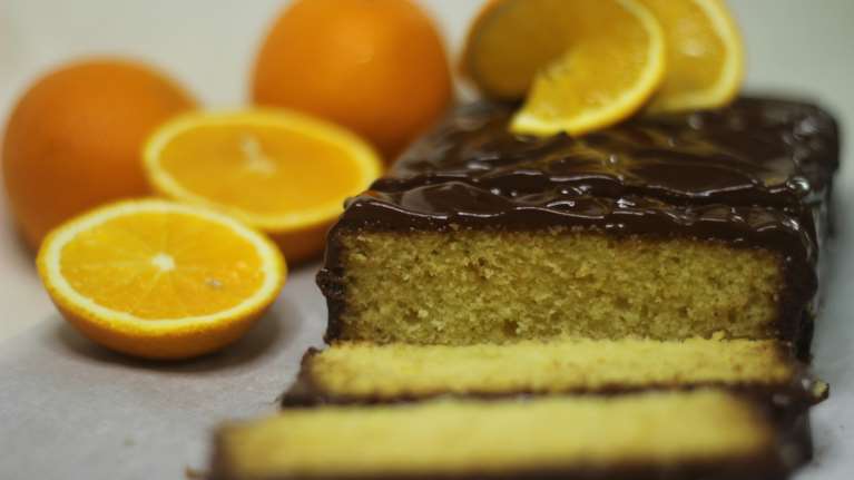 Συνταγή για φανταστικό υγιεινό κέικ πορτοκάλι με κομμάτια σοκολάτας