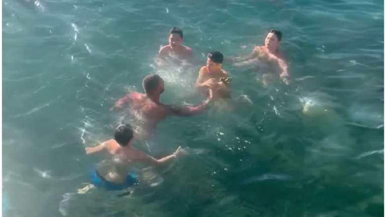 Γιώργος Μανίκας: Αντιδράσεις για το μακροβούτι που έκανε για να αρπάξει τον σταυρό και να τον δώσει στον γιο του