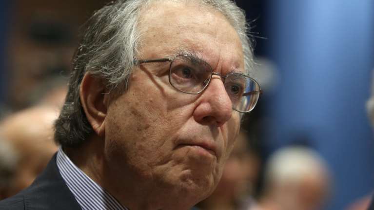 Ο Μπαμπινιώτης εξηγεί στον... Ζάκερμπεγκ τι σημαίνει η νέα ονομασία του Facebook &quot;Meta&quot; στα ελληνικά