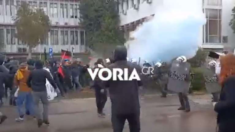 Θεσσαλονίκη: Νέα επεισόδια μεταξύ αναρχικών και ΜΑΤ στο ΑΠΘ - Συγκρούσεις με κοντάρια και χημικά [Βίντεο]