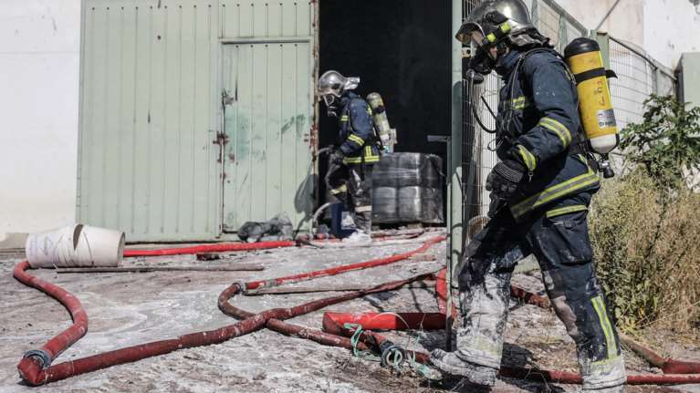 Ασπρόπυργος: Υπό μερικό έλεγχο η πυρκαγιά που ξέσπασε σε εργοστάσιο - Τεράστιες υλικές ζημιές