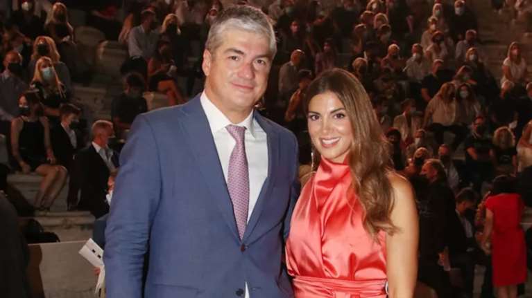 Στη βάφτιση της Νάγιας και της Μαίρης Σοφού: Σαν νεράιδα στα λευκά η Σταματίνα Τσιμτσιλή στο διπλό μυστήριο