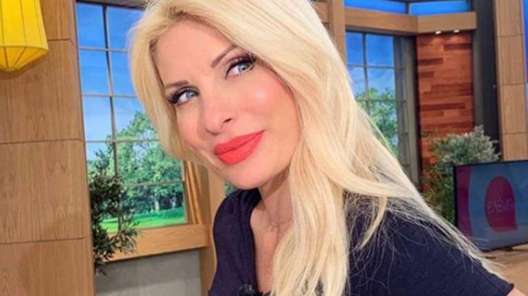 Σπάνιες εικόνες: Ελένη Μενεγάκη &amp; Μάκης Παντζόπουλος αγκαλιά σε γιορτή στην Άνδρο - Η μαντινάδα για τη βασίλισσα της TV [βίντεο]