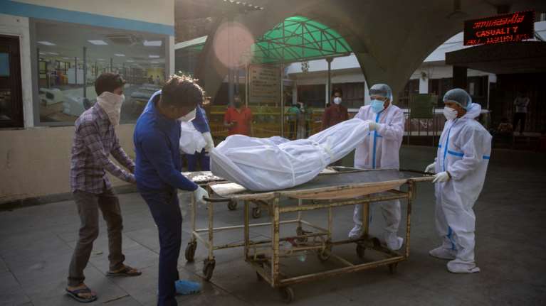 Τραγωδία δίχως τέλος στην Ινδία: Παγκόσμιο ρεκόρ κρουσμάτων για 5η ημέρα και 2.812 θάνατοι