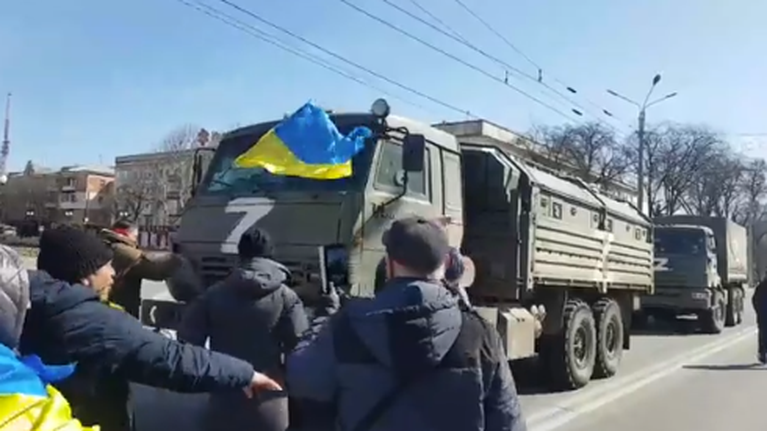 Viral: Αοπλοι Ουκρανοί διαδηλωτές αναγκάζουν στρατιωτικό όχημα των Ρώσων σε οπισθοχώρηση- Δείτε το συγκινητικό βίντεο