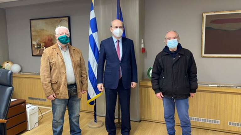 Συνάντηση Κ. Χατζηδάκη με πωλητές του περιοδικού δρόμου &quot;Σχεδία&quot; - Επίδομα 534 ευρώ