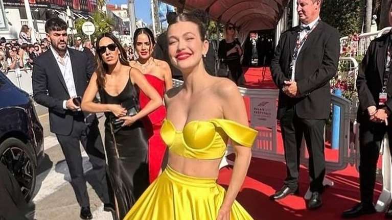 Πιο εντυπωσιακή από ποτέ: Η Κλέλια Ανδριολάτου με κίτρινο twin set στο κόκκινο χαλί του Φεστιβάλ Καννών.