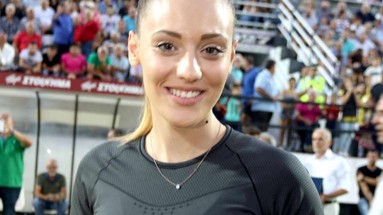 Γενέθλια με τούρτα… κορονοϊό για την Αννα Κορακάκη [Εικόνα]