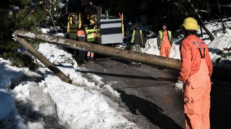 Κακοκαιρία Μήδεια: Ποιος φταίει για τις διακοπές του ρεύματος - Τα σπασμένα κλαδιά, ο ΔΕΔΔΗΕ και οι δήμοι