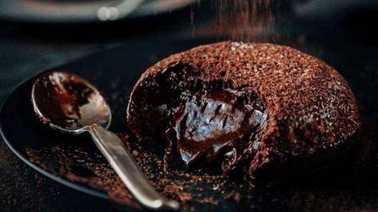 Υγρό κέικ σαν σουφλέ: Η φανταστική συνταγή που πρέπει να δοκιμάσεις