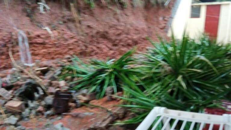 Πλημμύρες στη Χερσόνησο: Γυναίκα "κρεμασμένη" σε στύλο περιμένει βοήθεια [βίντεο - εικόνες]