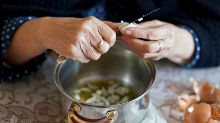 Υπερβάλλων ζήλος στα Τρίκαλα: Πρόστιμο σε δύο γιαγιάδες για &quot;παράνομη εργασία&quot; στην ταβέρνα των παιδιών τους