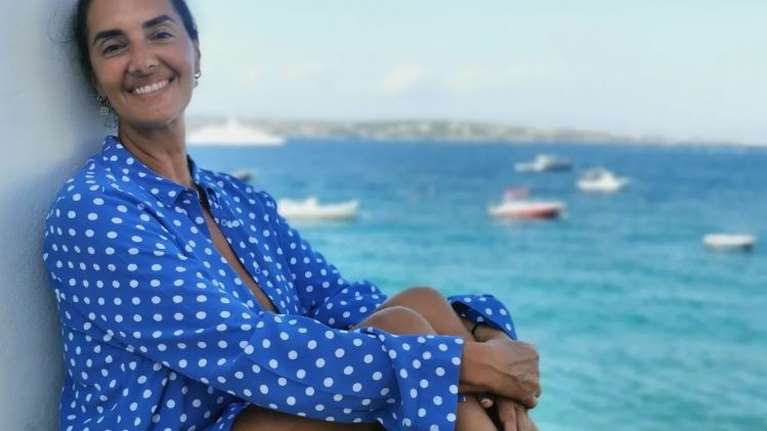 Η Νόνη Δούνια με το παρεό της στο μπαλκόνι του σπιτιού της στην Αθήνα- &quot;Πίσω στην κανονικότητα&quot;