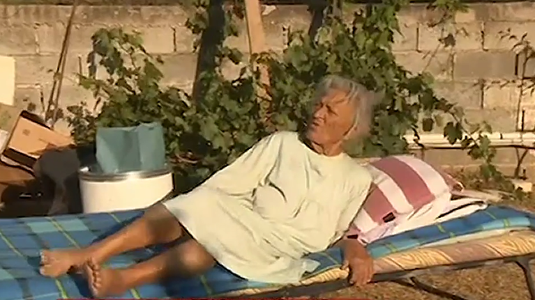 Βαρυμπόμπη: Η συγκλονιστική ιστορία 92χρονης - Αρνείται να φύγει από το καμένο σπίτι της [Βίντεο]