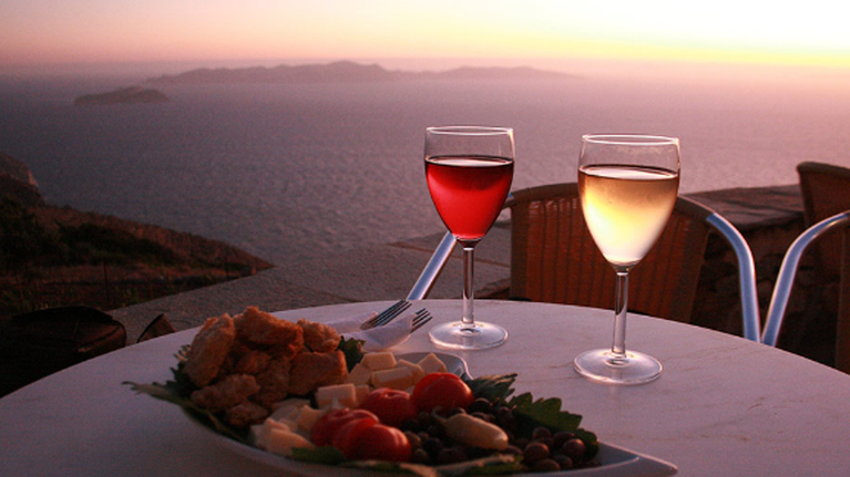 Σίκ(ο)ινος: Ο ομορφότερος αμπελώνας του Αιγαίου – Μοναδική θέα και καλό κρασί σε ένα παραμυθένιο οινοποιείο [Εικόνες[