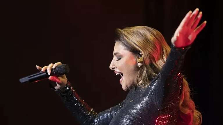 Η Έλενα Παπαρίζου και ο Ανδρέας Καψάλης σε χαλαρή βόλτα- Με ψηλοτάκουνα ugly shoes η τραγουδίστρια