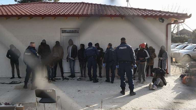 Νέα επεισόδια στον Έβρο - Πρόσφυγες έβαλαν φωτιά σε στρώματα