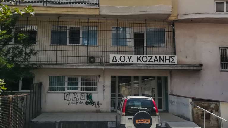 Προφυλακιστέος ο δράστης της επίθεσης με τσεκούρι στη ΔΟΥ της Κοζάνης