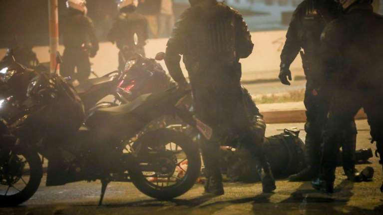 Επεισόδια στη Νέα Σμύρνη: Προσβάλλει την απόφαση προφυλάκισης ο δικηγόρος του &quot;Ινδιάνου&quot;