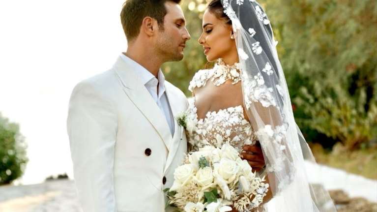 Eυθύμης Ζησάκης - Χρύσα Παπαλελούδη: Στην Τήνο με τον γιο τους