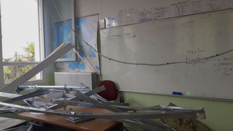 Θεσσαλονίκη: Συγκλονισμένοι οι γονείς από την κατάρρευση οροφής σε σχολείο – &#39;&#39;Παραλίγο να θρηνήσουμε 21 ζωές&#39;&#39;