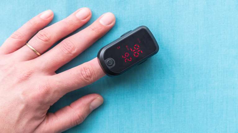 Οξύμετρο: Όσα πρέπει να ξέρουμε για τη μικρή συσκευή που μετρά το οξυγόνο στο αίμα μας