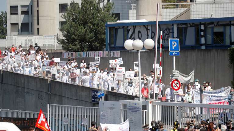 Κινητοποιήσεις στη Γαλλία: Θέλουμε χρήματα, όχι παράσημα, φωνάζουν γιατροί και νοσηλευτές