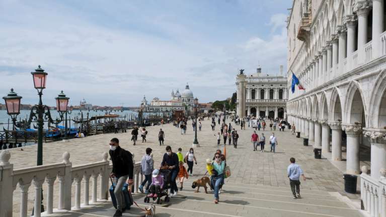 Κορονοϊός: Οι χώρες σχεδιάζουν τον οδικό χάρτη για την επιστροφή στους κανονικούς ρυθμούς της ζωής