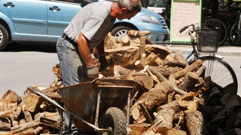Δωρεάν καυσόξυλα στους δημότες θα μοιράσει ο δήμος Γλυφάδας