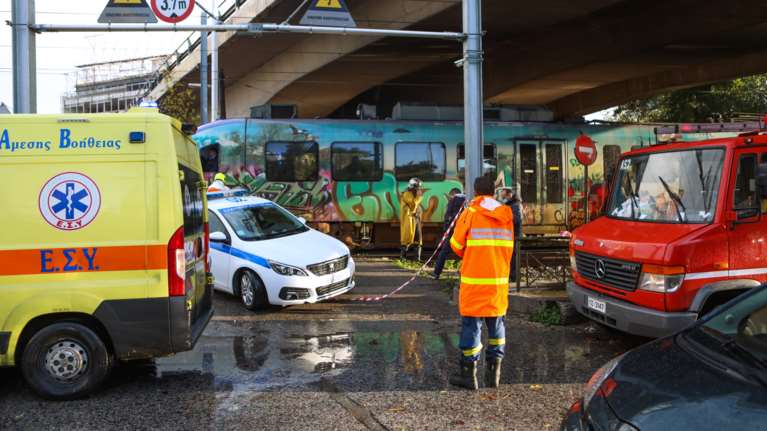 Φρίκη στο κέντρο της Αθήνας: Tρένο αποκεφάλισε 33χρονο σε αφύλακτη διάβαση στην Κωνσταντινουπόλεως