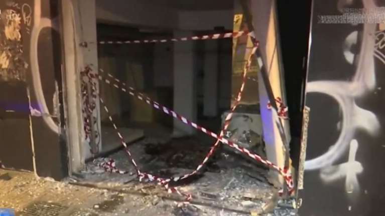 Τροχαίο στο κέντρο της Αθήνας: ΙΧ εκτός ελέγχου μπήκε μέσα σε κατάστημα στην Ακαδημίας [βίντεο]