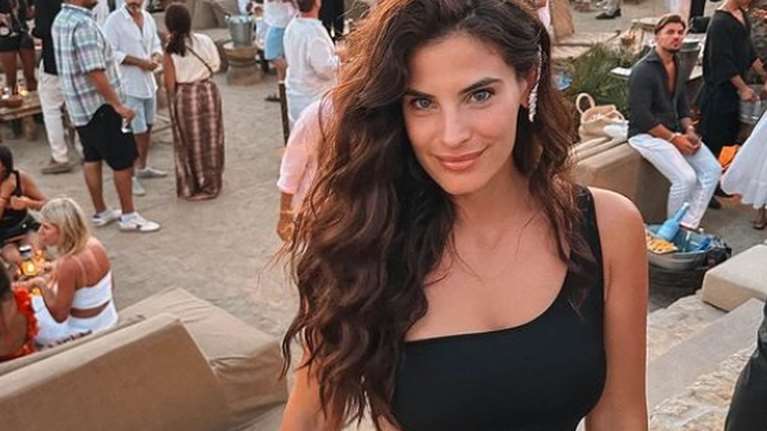 Χριστίνα Μπόμπα: Το μαύρο φόρεμα που αποκάλυψε το τατουάζ της - Η λαμπερή εμφάνιση στον Σκορπιό της Μυκόνου