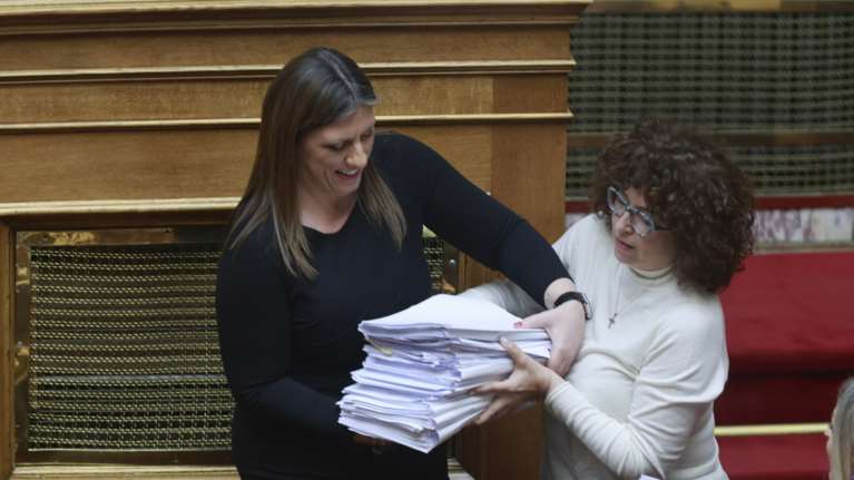 Πρόταση δυσπιστίας: Η στιγμή που η Ζωή Κωνσταντοπούλου ανεβαίνει στο βήμα της Βουλής με ένα... βουνό από φακέλους