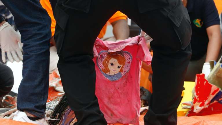 Αεροπορική τραγωδία Ινδονησία: Βρέθηκαν συντρίμμια και πτώματα - Σήματα πιθανώς από το μαύρο κουτί  - Συγκλονιστικές εικόνες