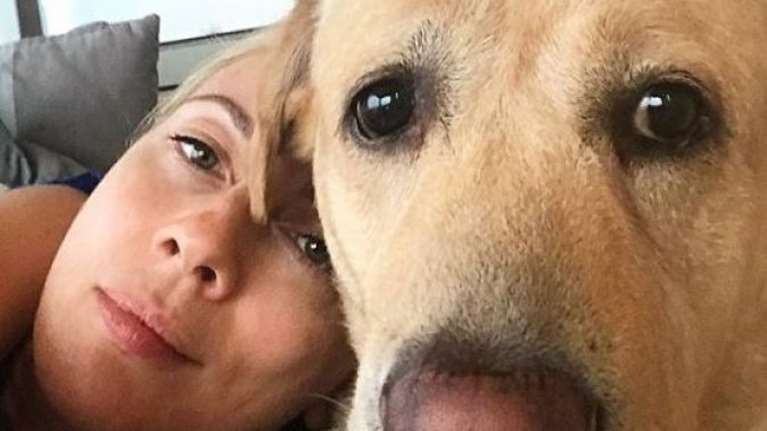 Σμαράγδα Καρύδη: It’s Christmas time...  με τον σκύλο της, τον Γιάννη