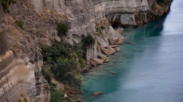 Τι συμβαίνει με τη Διώρυγα της Κορίνθου - Η εκτίμηση επικινδυνότητας του Καθηγητή Λέκκα
