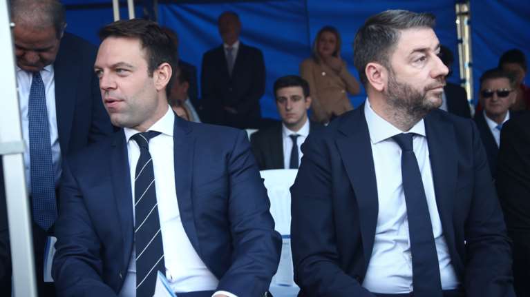 Δίπλα αλλά...μακριά στην παρέλαση ο Στέφανος Κασσελάκης και ο Νίκος Ανδρουλάκης [Εικόνες]