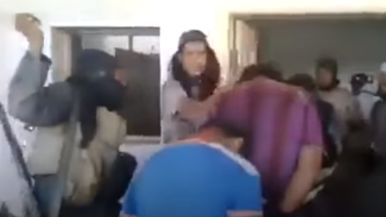 Βίντεο με τον τζιχαντιστή που συνελήφθη στην Αθήνα: Κακοποιεί αιχμαλώτους με άλλα μέλη του ISIS