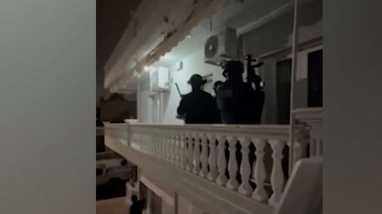 Βίντεο ντοκουμέντο από την επιχείρηση σύλληψης συμμορίας που λήστευε και εξαπατούσε ηλικιωμένους