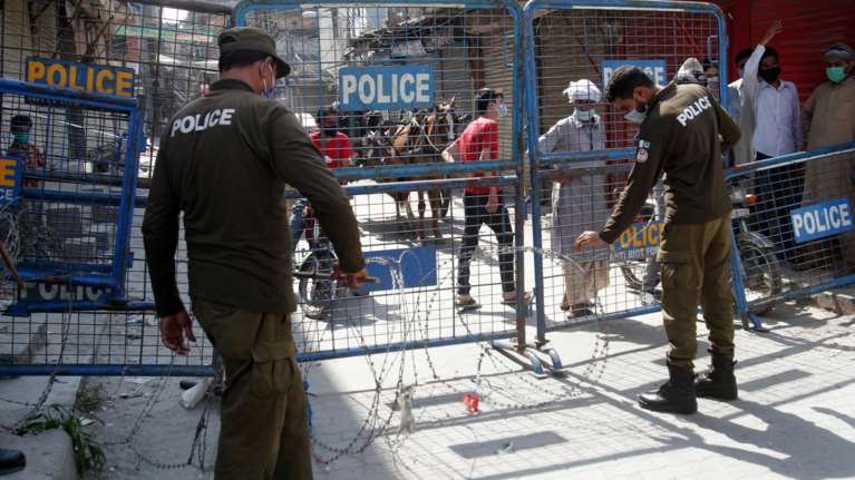 Πακιστάν: Βασανίστηκαν δημοσιογράφοι για τις αποκαλύψεις τους σε χώρους καραντίνας