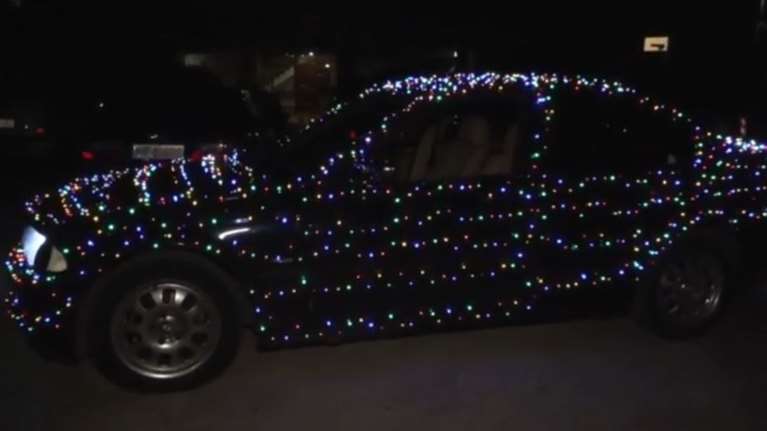 Νέα Σμύρνη: Νεαρός στόλισε το αυτοκίνητό του με... 1.780 χριστουγεννιάτικα λαμπιόνια - &quot;Απολύτως νόμιμο&quot;, λέει ο Μπαλάσκας
