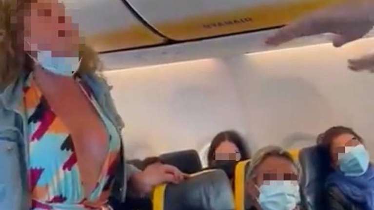 Χαμός σε πτήση Ιμπιζα - Μιλάνο: Επιβάτιδα αρνήθηκε τη μάσκα και άρχισε να βρίζει και να κλωτσάει [βίντεο]