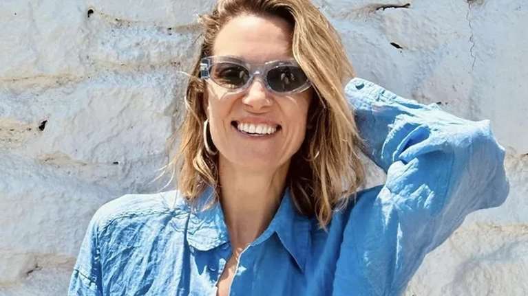 She's definitely a model: Η Βίκυ Καγιά ποζάρει με λευκό μπικίνι σε ερημική παραλία της Μυκόνου και εντυπωσιάζει με την καλλίγραμμη σιλουέτα της