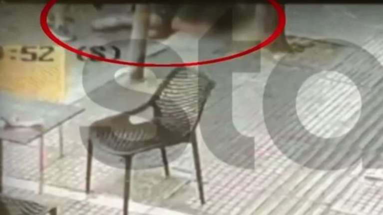 Πλατεία Βικτωρίας: Καρέ - καρέ η άγρια επίθεση του πεθερού στον γαμπρό του - Οι πρώτες βοήθειες στο θύμα