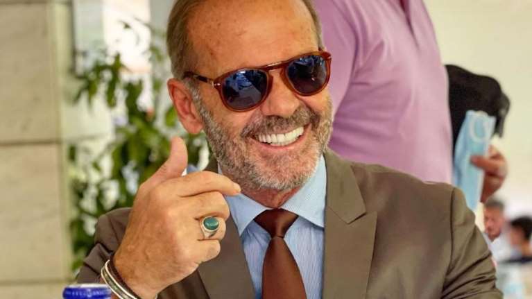 O Πέτρος Κωστόπουλος μας ανοίγει το καλαίσθητο διαμέρισμά του στο Νέο Ψυχικό