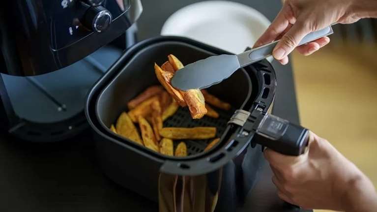 Ψήνεις σωστά στο air fryer; Το συχνό λάθος που βλάπτει την υγεία - Και πώς να προστατευτείς