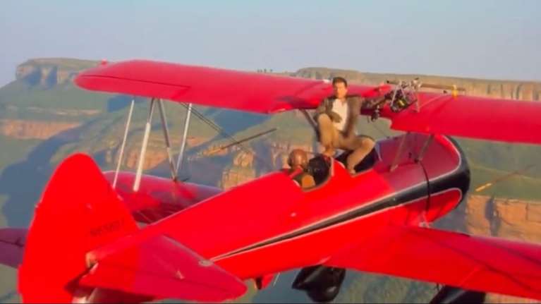 Απίστευτος Τομ Κρουζ: Όρθιος σε φτερό αεροπλάνου για τα γυρίσματα του νέου Mission Impossible [βίντεο]